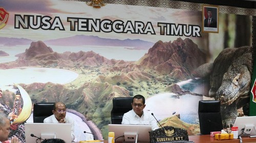 Gubernur NTT, Emanuel Melkiades Laka Lena, bersama wakilnya, Johni Asadoma, rapat bersama bupati, wali kota, dan OPD untuk mengevaluasi program MBG, Jumat (25/7/2025). (Dok. Pemprov NTT)