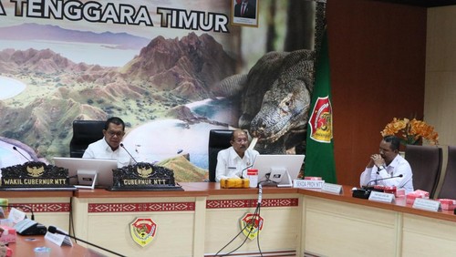 Gubernur NTT Melki Laka Lena memimpin rapat persiapan jelang event Tour De EnTeTe pada Jumat (25/7/2025). (Foto: Humas Pemprov NTT)