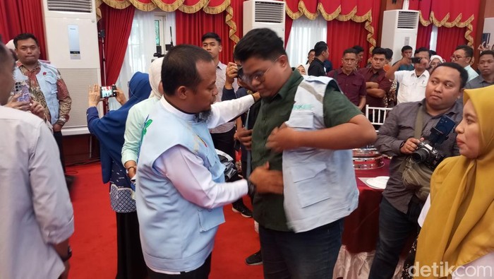 Gubernur Sulsel Andi Sudirman Sulaiman secara simbolis melepas tenaga kesehatan yang akan bertugas ke pulau terpencil.