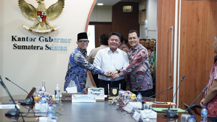Gubernur Sumsel, Bupati OKU dan Bupati Muara Enim saat MoU terkait PI 10% Migas.