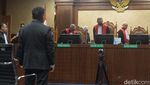 Hasto Kepalkan Tangan, Siap Hadapi Vonis Hakim