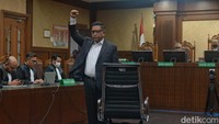 Hasto Kristiyanto menyambut sidang vonis dengan ekspresi serius yang disertai kepalan tangan. Ekspresi tersebut menjadi perhatian publik menjelang pembacaan putusan kasus dugaan suap dan perintangan penyidikan Harun Masiku.