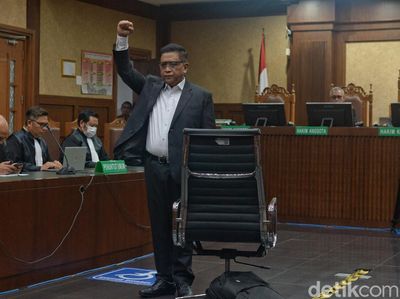 Hasto Kepalkan Tangan, Siap Hadapi Vonis Hakim