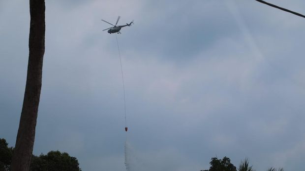 Heli water bombing mulai diturunkan memadamkan karhutla di Kabupaten Rokan Hulu, Riau, pada Kamis (24/7/2025).