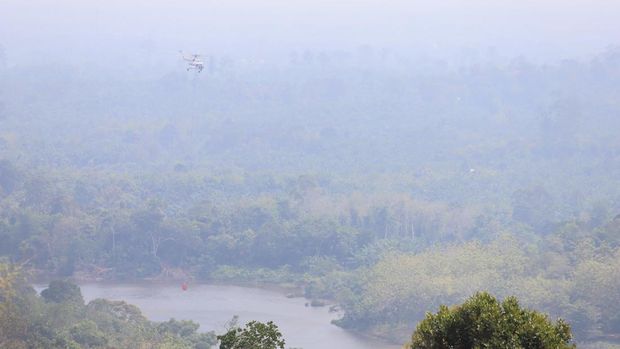 Heli water bombing mulai diturunkan memadamkan karhutla di Kabupaten Rokan Hulu, Riau, pada Kamis (24/7/2025).