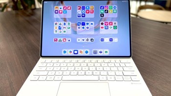 Huawei MatePad Pro 12.2 (2025) secara tampilan tidak banyak berubah. Masih ramping dan elegan, layarnya tetap Tandem OLED yang cemerlang. Foto: Dok. Huawei