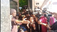 Dengan suara bergetar karena emosi, Irvina Zainal meluapkan seluruh unek-uneknya kepada publik. Ia kesal Kimberly Ryder cuma dikasih Rp 2 juta selama 5 tahun menikah, lalu gak akan memudahkan Edward Akbar untuk bertemu kedua anaknya, dan mengungkapkan mobil BMW yang dibeli serta dirawat putrinya. Mokondo! katanya. (Foto: Muhammad Ahsan Nurrijal)
