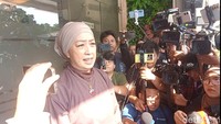 Ibunda Kimberly Ryder, Irvina Zainal, lalu juga menemui media. Ia mengungkapkan kekesalan. Bagaimana soal untuk anakmu? Bisa sekolah yang lebih dari..., ujarnya. (Foto: Muhammad Ahsan Nurrijal)