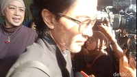 Saat Ibunda Kimberly Ryder hendak melanjutkan ucapan, Edward Akbar memilih menyudahi interaksi tersebut. Sudah, Bu. Ibu bicara sama kamera saja, ujar Edward. (Foto: Muhammad Ahsan Nurrijal)
