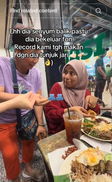 Momen Kocak Wanita Dihampiri Turis, Minta Diajari Makan Pakai Tangan!
