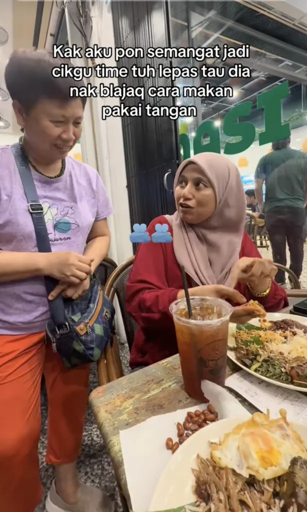Momen Kocak Wanita Dihampiri Turis, Minta Diajari Makan Pakai Tangan!