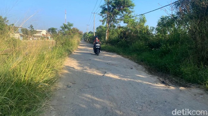 Penampakan kerusakan jalan di Sempadan Sungai Cikeruh.
