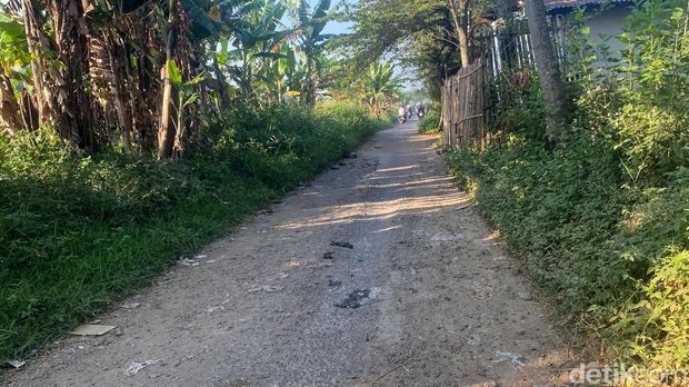 Penampakan kerusakan jalan di Sempadan Sungai Cikeruh.