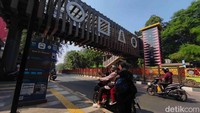 Lebih dari sekadar tempat menyebrang, JPO ini tampil bak instalasi kota masa depan —elegan, fungsional, dan tentu saja Instagramable.