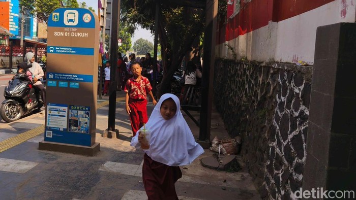JPO Futuristik di Kramat Jati, Bukan Sekadar Penyeberangan Jalan Sejumlah anak sekolah melintas di atas JPO Dukuh kawasan Kramat Jati, Jakarta Timur, Jumat (25/7/2025).
