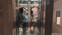 Pemprov Jakarta menyulap JPO ini bukan hanya sebagai sarana penyeberangan, tetapi juga sebagai ikon kecil perubahan kota.