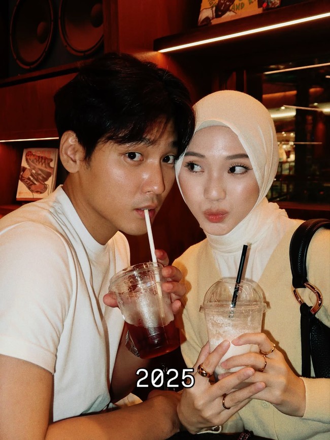 Sebagai content creator, Jule aktif membagikan konten seputar kecantikan, gaya hidup sehat, hingga kesehariannya sebagai ibu muda berhijab. Gaya berpakaian syar’i namun modis membuatnya dikagumi banyak pengikut, serta dianggap inspiratif oleh para hijabers muda. Namun, citra positif tersebut seketrika hancur setelah foto-fotonya dengan pria lain tersebar. Foto: Instagram@daehoon_na