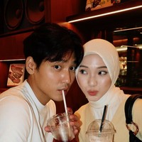 Sebagai content creator, Jule aktif membagikan konten seputar kecantikan, gaya hidup sehat, hingga kesehariannya sebagai ibu muda berhijab. Gaya berpakaian syar’i namun modis membuatnya dikagumi banyak pengikut, serta dianggap inspiratif oleh para hijabers muda. Namun, citra positif tersebut seketrika hancur setelah foto-fotonya dengan pria lain tersebar. Foto: Instagram@daehoon_na