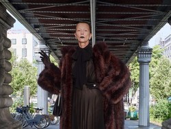 Model dengan Parkinson Jalan di Catwalk Balenciaga, Nicole Kidman Tercengang