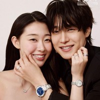 Pasangan ikonik dari drama Korea Resident Playbook, Kang You Seok dan Han Ye Ji mengobati kangen penggemar. Keduanya tampil memukau dalam pemotretan Elle Brilliant, memakai jam tangan dan perhiasan mewah PIAGET. Foto: dok. Elle Korea