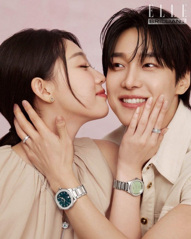 Salah satu pose yang paling mencuri perhatian penggemar adalah potret Kang You Seok dan Han Ye Ji mencium pipi satu sama lain. Tak sedikit penggemar yang histeris mengingat kisah cinta mereka di episode terakhir Resident Playbook baru sebatas pengakuan cinta, belum resmi pacaran. Foto: dok. Elle Korea