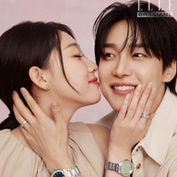 Salah satu pose yang paling mencuri perhatian penggemar adalah potret Kang You Seok dan Han Ye Ji mencium pipi satu sama lain. Tak sedikit penggemar yang histeris mengingat kisah cinta mereka di episode terakhir Resident Playbook baru sebatas pengakuan cinta, belum resmi pacaran. Foto: dok. Elle Korea