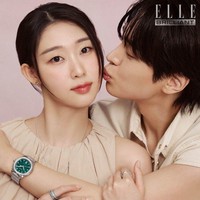 Dalam video campaign yang dirilis Elle Korea, Kang You Seok juga tampak memakaikan cincin di jari manis Han Ye Ji. Penggemar sontak heboh karena adegan itu terasa seperti kelanjutan kisah mereka. “Tolong gagal move on!!!!” “Malah lamaran disini😭😭😭😭😭” Foto: dok. Elle Korea