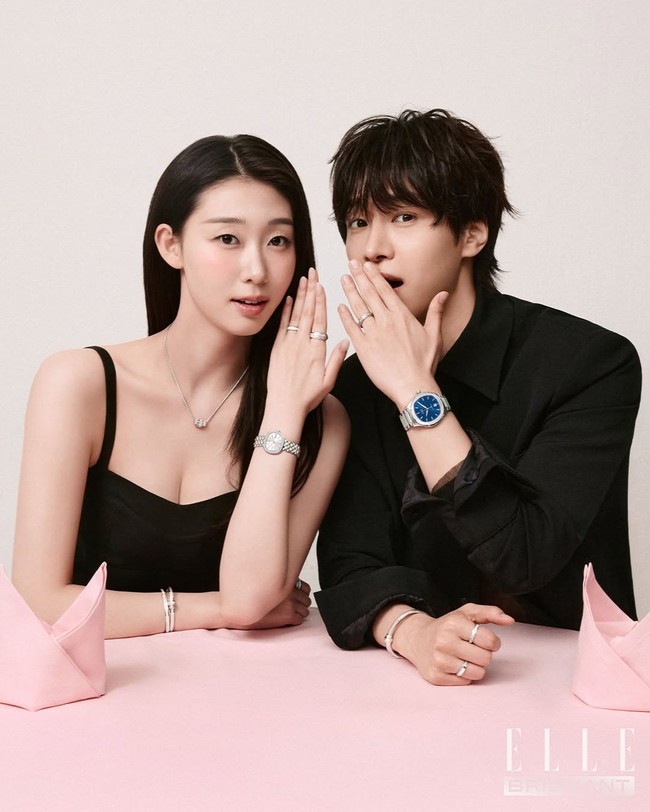 Berbeda dari perannya sebagai dokter residen tahun pertama, pemotretan ini seolah menggambarkan versi yang lebih dewasa dari Uhm Jae Il dan Kim Sa Bi setelah Resident Playbook tamat. Foto: dok. Elle Korea