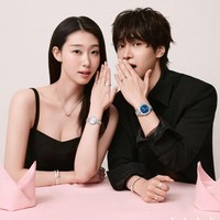Berbeda dari perannya sebagai dokter residen tahun pertama, pemotretan ini seolah menggambarkan versi yang lebih dewasa dari Uhm Jae Il dan Kim Sa Bi setelah Resident Playbook tamat. Foto: dok. Elle Korea