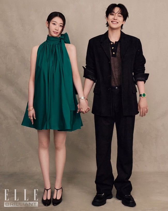 Han Ye Ji mengungkap bahwa ini adalah pemotretan majalah pertamanya. Ia pun merasa bersyukur dengan kehadiran lawan mainnya. “Couple shots terasa lebih mudah karena You Seok yang mengarahkan,” ujar sang aktris. Foto: dok. Elle Korea