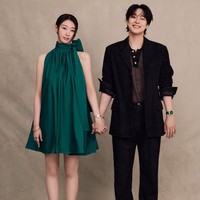 Han Ye Ji mengungkap bahwa ini adalah pemotretan majalah pertamanya. Ia pun merasa bersyukur dengan kehadiran lawan mainnya. “Couple shots terasa lebih mudah karena You Seok yang mengarahkan,” ujar sang aktris. Foto: dok. Elle Korea