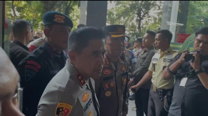 Kapolda Metro Jaya Irjen Karyoto memantau pengamanan sidang vonis Sekjen PDIP Hasto Kristiyanto di PN Jakpus, Jumat (25/7/2025).