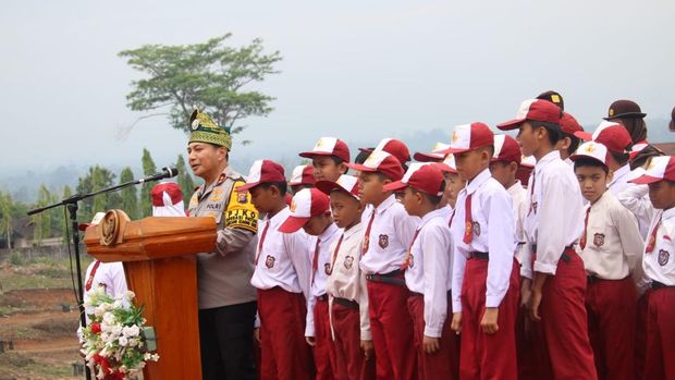 Kapolda Riau Irjen Herry Heryawan melakukan penanaman pohon bersama anak-anak SD di Rokan Hulu. (dok. Istimewa)