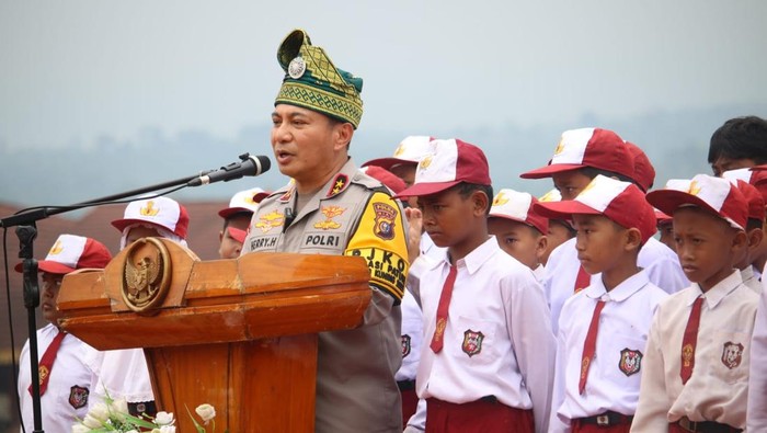 Kapolda Riau Irjen Herry Heryawan melakukan penanaman pohon bersama anak-anak SD di Rokan Hulu. (dok. Istimewa)