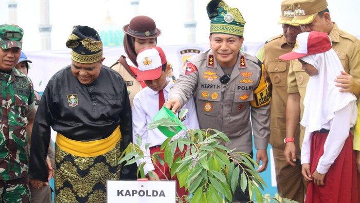 Kapolda Riau Irjen Herry Heryawan melakukan penanaman pohon bersama anak-anak SD di Rokan Hulu. (dok. Istimewa)