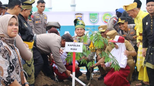 Kapolda Riau Irjen Herry Heryawan melakukan penanaman pohon bersama anak-anak SD di Rokan Hulu. (dok. Istimewa)