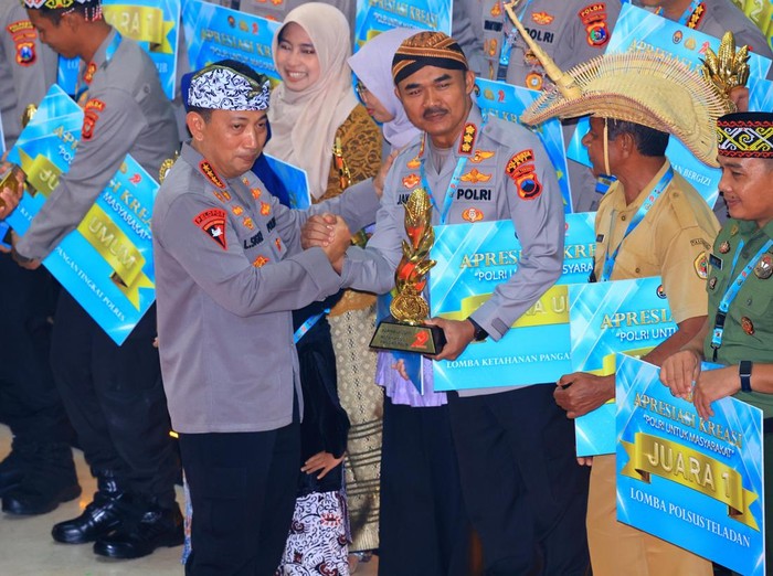 Kapolresta Pati, Kombes Jaka Wahyudi, saat menerima penghargaan dari Kapolri Jenderal Listyo Sigit Prabowo dalam ajang Awarding Day Apresiasi Kreasi Polri untuk Masyarakat di Auditorium STIK–PTIK, Jakarta.