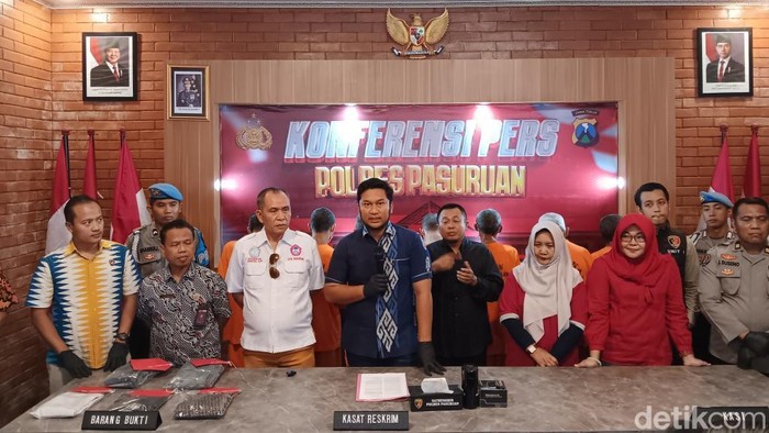 Kasatreskrim Polres Pasuruan AKP Adimas Firmansyah mengumumkan penetapan tersangka pemerkosaan dan pencabulan anak 14 tahun, termasuk ayah kandung korban.