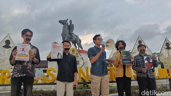 Aliansi mahasiswa dari Bhinneka Ceria menggelar aksi solidaritas mendukung korban kekerasan seksual di depan patung kuda Unsoed Purwokerto, Jumat (25/7/2025).