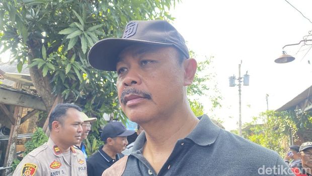 Kepala Dinas Sosial Kota Semarang, Heru Soekendar saat mendatangi lokasi kebakaran di Jalan Pesanggrahan Raya, Kelurahan Mlatibaru, Kecamatan Semarang Timur, Kota Semarang, Jumat (25/7/2025).