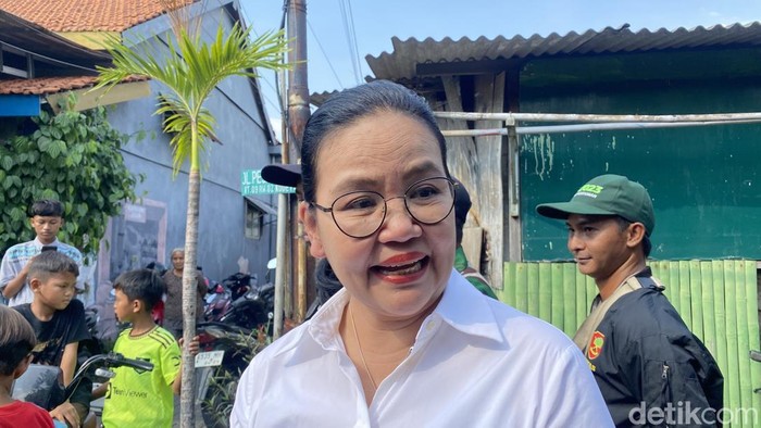 Wali Kota Semarang, Agustina Wilujeng, mendatangi lokasi kebakaran di Jalan Pesanggrahan Raya, Kelurahan Mlatibaru, Kecamatan Semarang Timur, Kota Semarang, Jumat (25/7/2025).