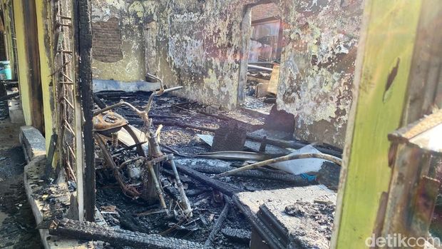 Kondisi rumah yang terbakar dan menewaskan lima orang satu keluarga di Semarang.