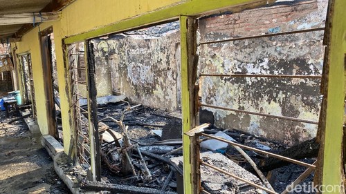 Kondisi rumah yang terbakar dan menewaskan lima orang satu keluarga di Semarang.