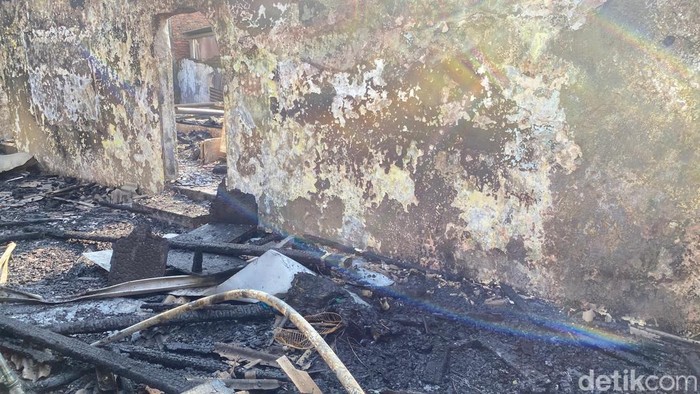 Kondisi rumah yang terbakar dan menewaskan lima orang satu keluarga di Semarang.