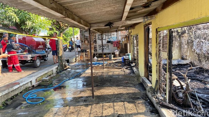 Kondisi rumah yang terbakar dan menewaskan lima orang satu keluarga di Semarang.