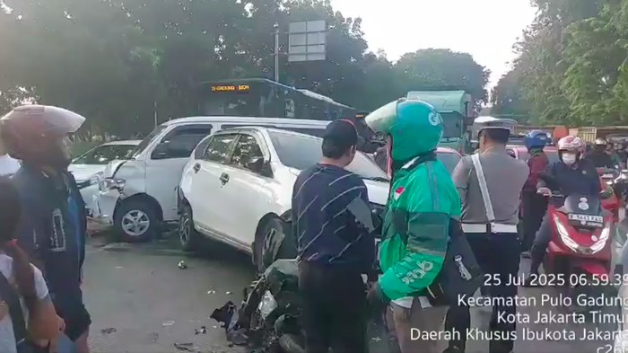 Kecelakaan beruntun melibatkan belasan kendaraan terjadi di lampu merah Jalan Perintis Kemerdekaan, Jaktim. Kecelakaan dipicu truk mengalami rem blong. (dok X @TMCPoldaMetro)