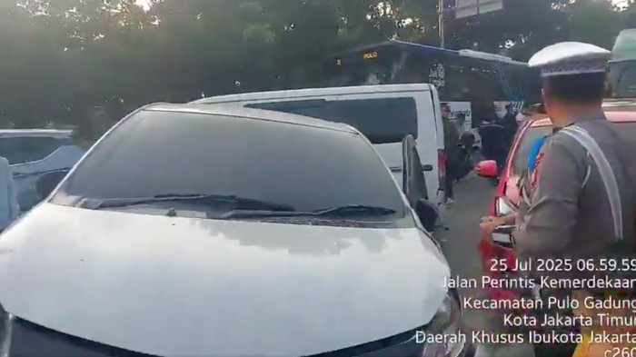 Kecelakaan beruntun melibatkan belasan kendaraan terjadi di lampu merah Jalan Perintis Kemerdekaan, Jaktim. Kecelakaan dipicu truk mengalami rem blong. (dok X @TMCPoldaMetro)