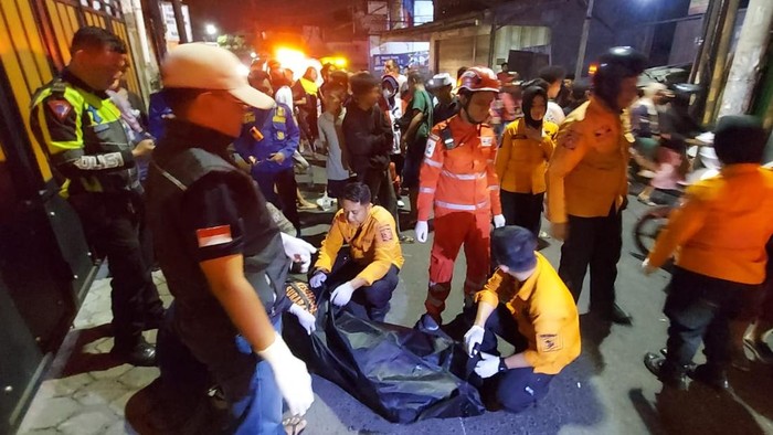 Kecelakaan menewaskan remaja di Surabaya.