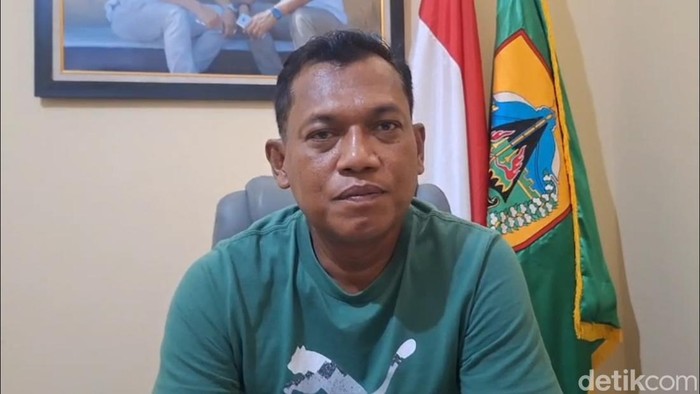 Kepala Desa Pegundan, Kecamatan Petarukan, Kabupaten Pemalang, Sutrisno, ditemui di kantornya, Jumat (25/7/2025).