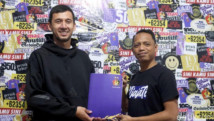 Khurshidbek Mukhtorov diperkenalkan sebagai bek baru Persik Kediri